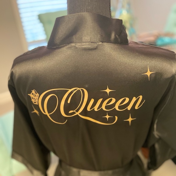 Queen Robe (Black) - Picture 3 of 5